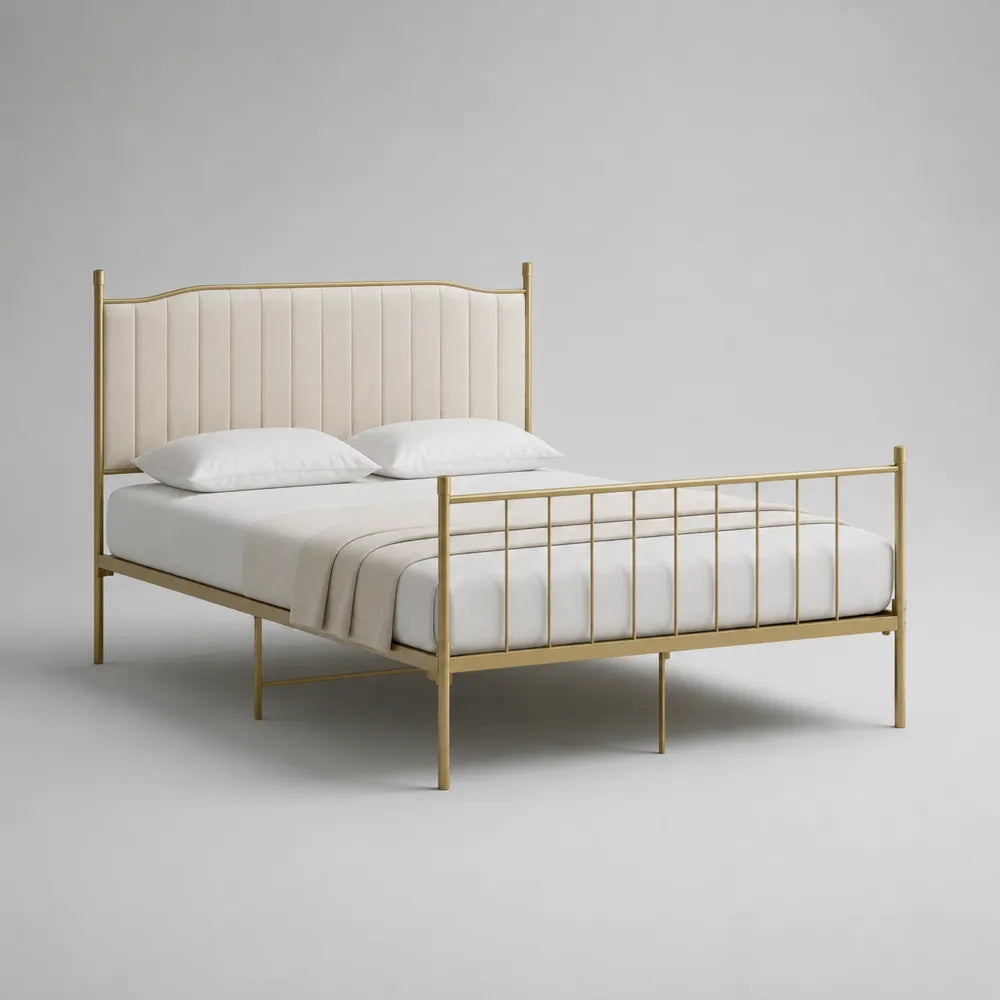 Letto matrimoniale 160 x 200 cm in metallo verniciato oro con testiera imbottita in tessuto beige e struttura con pediera a barre
